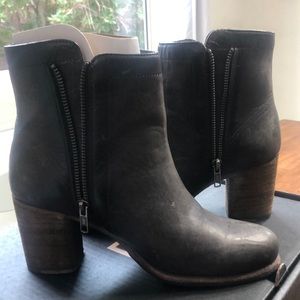 Size 8m FRYE boots